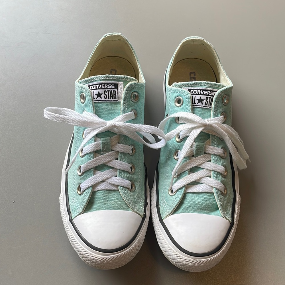 EUC Women’s Tiffany Blue Classic Low Top Converse 💕